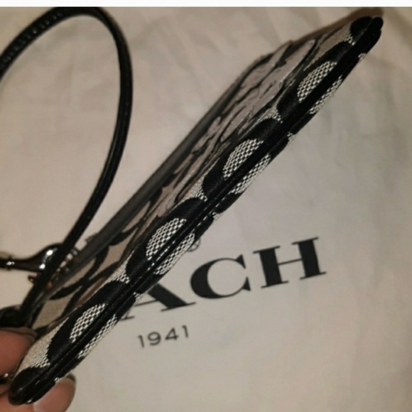 Rare Coach Poppy Black and White Floral Wristlet EUC TO LIKE NEW - Picture 2 of 8